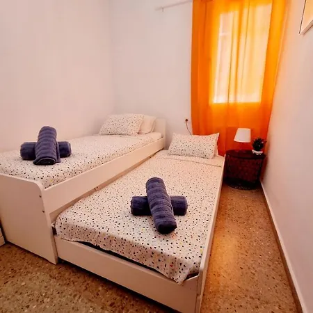 Lovely 4 Bed Flat Apartment *