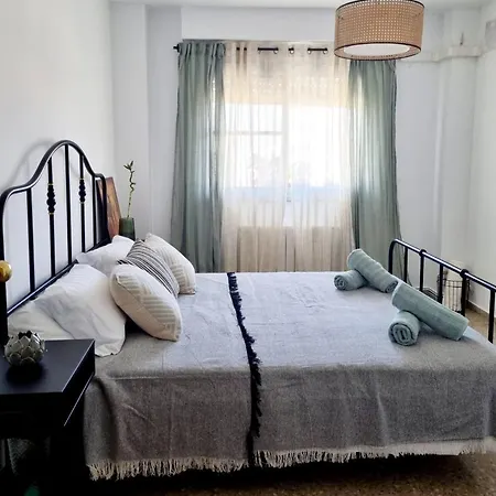 Lovely 4 Bed Flat Apartment *